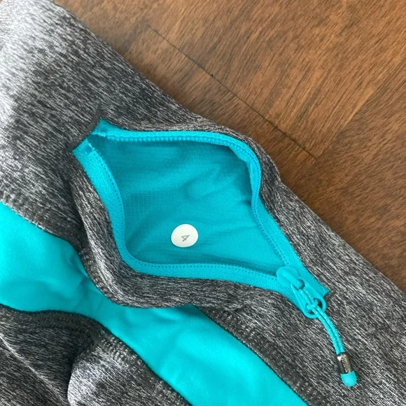 SALE Size 4 Cropped Teal Lululemon Legging. Great Used Condition! - Picture 7 of 7